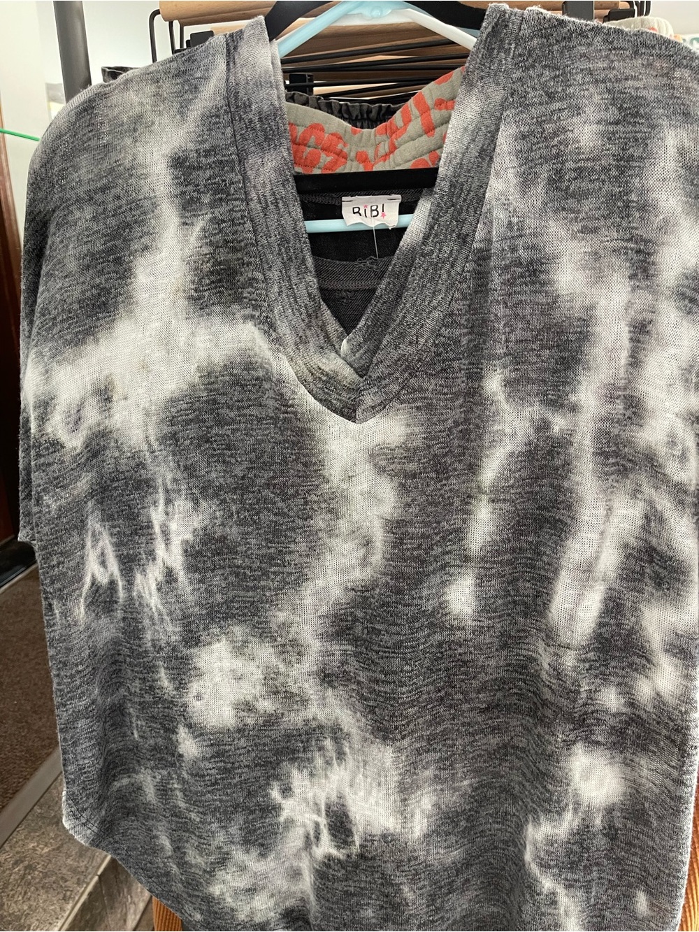 Daytrip Short Sleeve V-Neck Tee in Black and White Tie-Dye